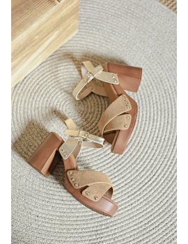 Sandales beige à talons en bois