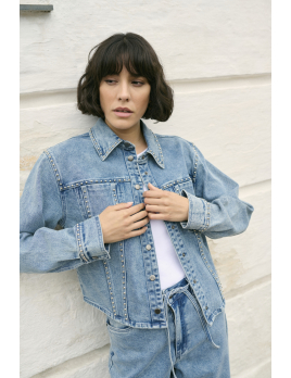 Sur chemise en jeans cloutée